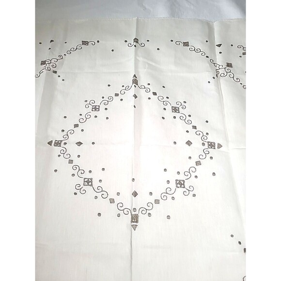 Vintage EUC Embroidered Tablecloth 32"x32" Square Beige & Cream Scroll - Picture 4 of 4
